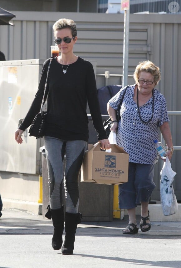 Laeticia Hallyday et sa grand-mère à Santa Monica. Le 13 janvier 2011