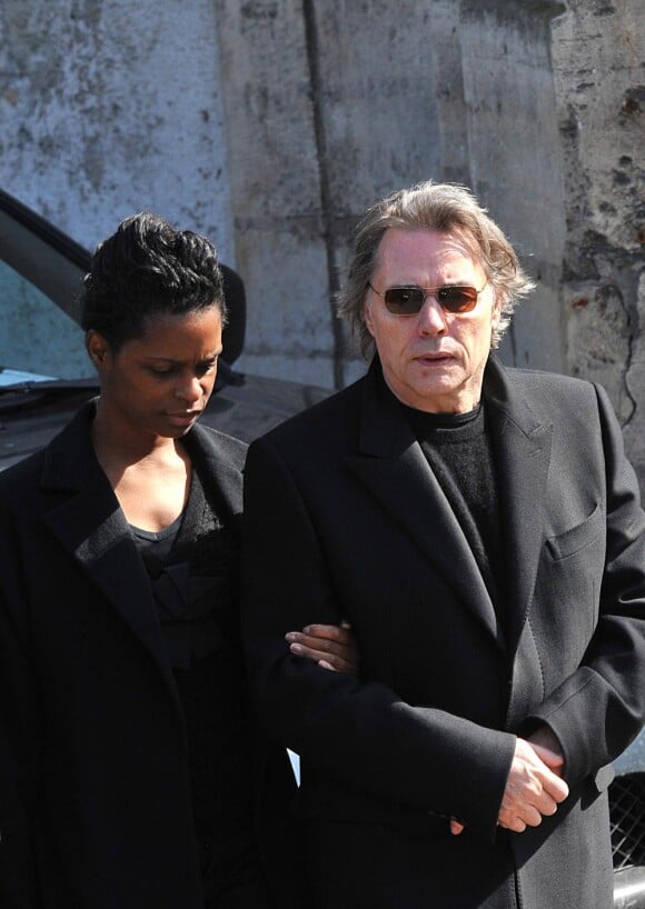 Yves Simon et sa douce Patrice, en mars 2009, aux obsèques d'Alain Bashung, à Paris.