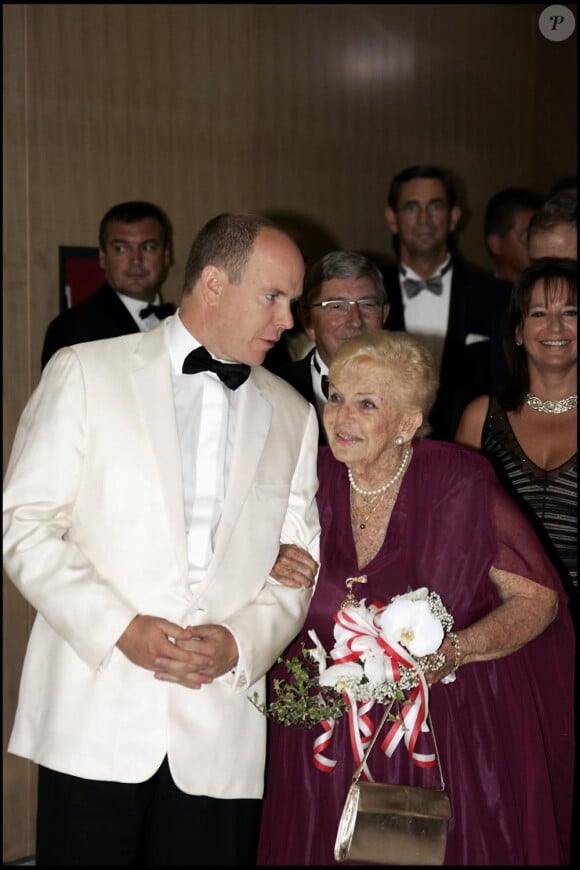Le prince Albert, et sa tante, la princesse Antoinette de Monaco, lors du Gala de la Croix-Rouge monégasque en 2005.