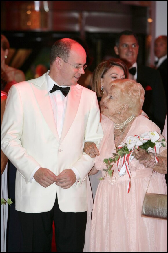 Le prince Albert et sa tante, la princesse Antoinette de Monaco, lors du Gala de la Croix-Rouge monégasque en 2007.