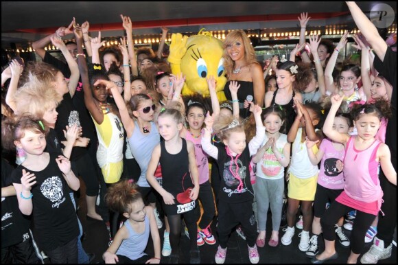 Cathy Guetta lors du lancement de la nouvelle collection de sa marque Tweety, au club de l'Arc, à Paris, le 16 mars 2011. Les élèves de l'AID présentent les modèles via des chorégraphies endiablées !