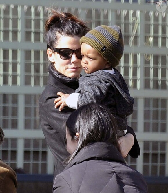 Sandra Bullock et son fils Louis dans un parc new-yorkais, le 20 mars 2011.