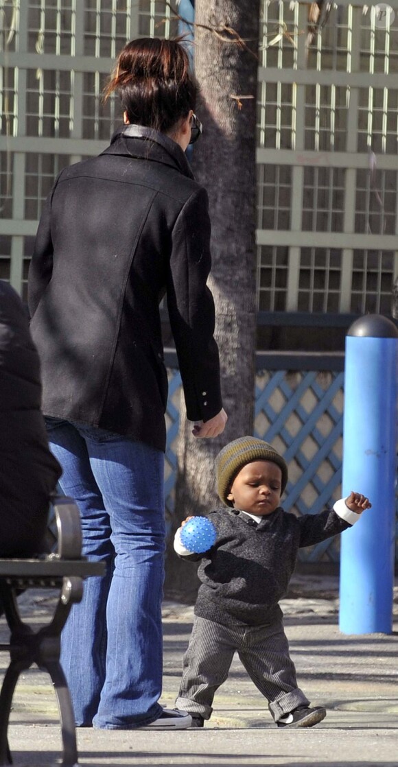 Sandra Bullock et son fils Louis dans un parc new-yorkais, le 20 mars 2011.