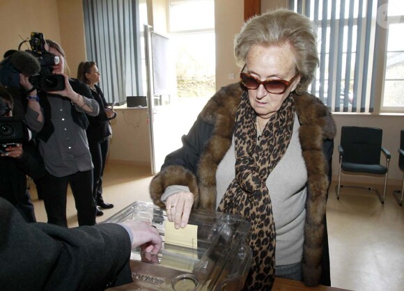 Bernadette Chirac vote au premier tour des cantonales à la mairie de Sarran (canton de Corrèze), le 20 mars 2011.