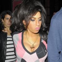 Amy Winehouse : Elle ne boit plus, alors elle passe... derrière le bar !
