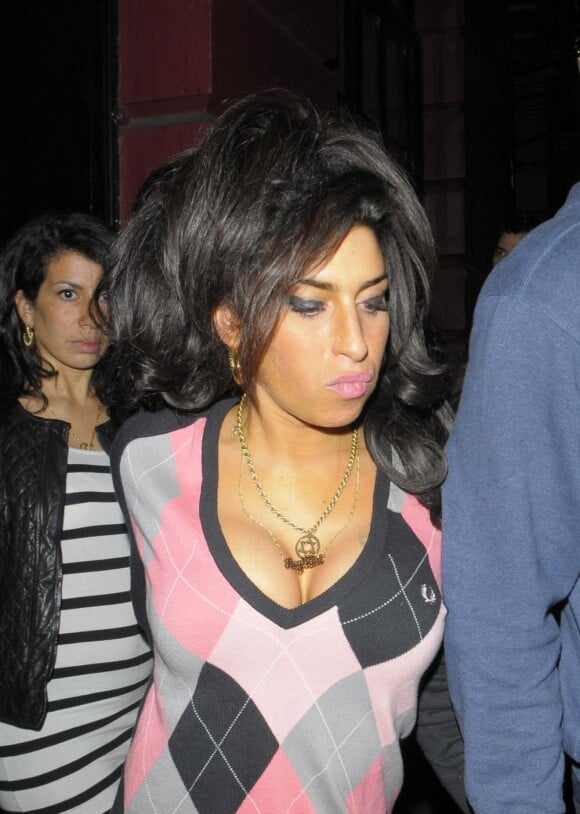 Amy Winehouse joue la barmaid dans son préféré de Londres, le 23 mars 2011