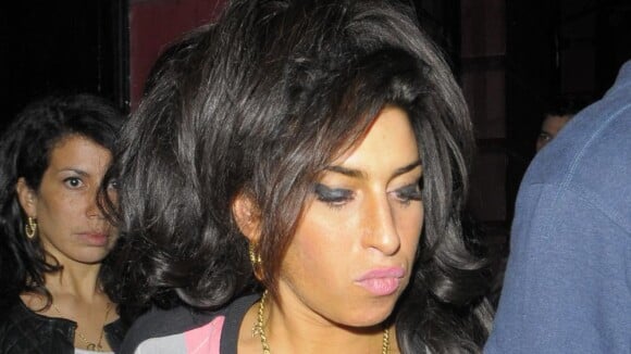 Amy Winehouse : Elle ne boit plus, alors elle passe... derrière le bar !