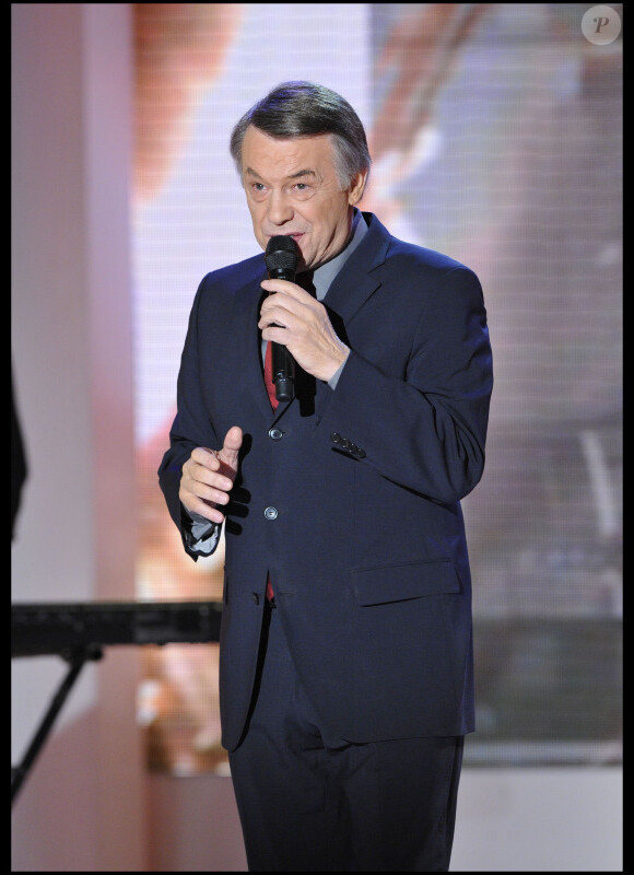 Salvatore Adamo lors de l'enregistrement de l'émission Vivement Dimanche diffusée le 27 mars 2011, dédiée à Inès de la Fressange