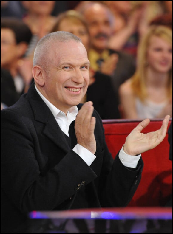 Jean-Paul Gaultier lors de l'enregistrement de l'émission Vivement Dimanche diffusée le 27 mars 2011, dédiée à Inès de la Fressange