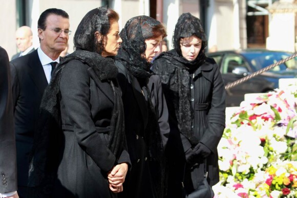 La princesse Antoinette, décédée dans la nuit du 17 au 18 mars 2011, a reçu l'hommage de tout-Monaco lors de ses funérailles le 23 mars... Caroline de Hanovre, au côté de sa soeur Stéphanie, est apparue très marquée...