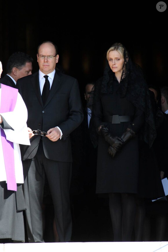 La princesse Antoinette, décédée dans la nuit du 17 au 18 mars 2011 au  CH Princesse Grace, a reçu l'hommage de tout-Monaco lors de ses  funérailles le 23 mars... Le prince Albert a décrété un deuil national  jusqu'au 1er avril.