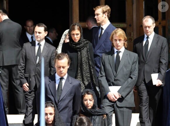 La princesse Antoinette, décédée dans la nuit du 17 au 18 mars 2011, a reçu l'hommage de tout-Monaco lors de ses  funérailles le 23 mars... Charlotte Casiraghi, ses frères Pierre et Andrea, et sa demi-soeur Alexandra sont dans le chagrin.