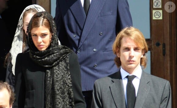 La princesse Antoinette, décédée dans la nuit du 17 au 18 mars 2011, a reçu l'hommage de tout-Monaco lors de ses  funérailles le 23 mars... Ses petits-neveux Charlotte et Andrea Casiraghi sont apparus très affectés...