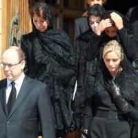 Albert, Charlene et le tout-Monaco unis dans le deuil pour l'adieu à Antoinette...