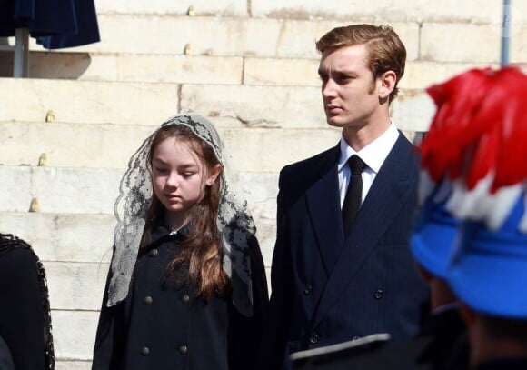 La princesse Antoinette, décédée dans la nuit du 17 au 18 mars 2011 au  CH Princesse Grace, a reçu l'hommage de tout-Monaco lors de ses  funérailles le 23 mars... Alexandra de Hanovre a été épaulée par son demi-frère Pierre Casiraghi.