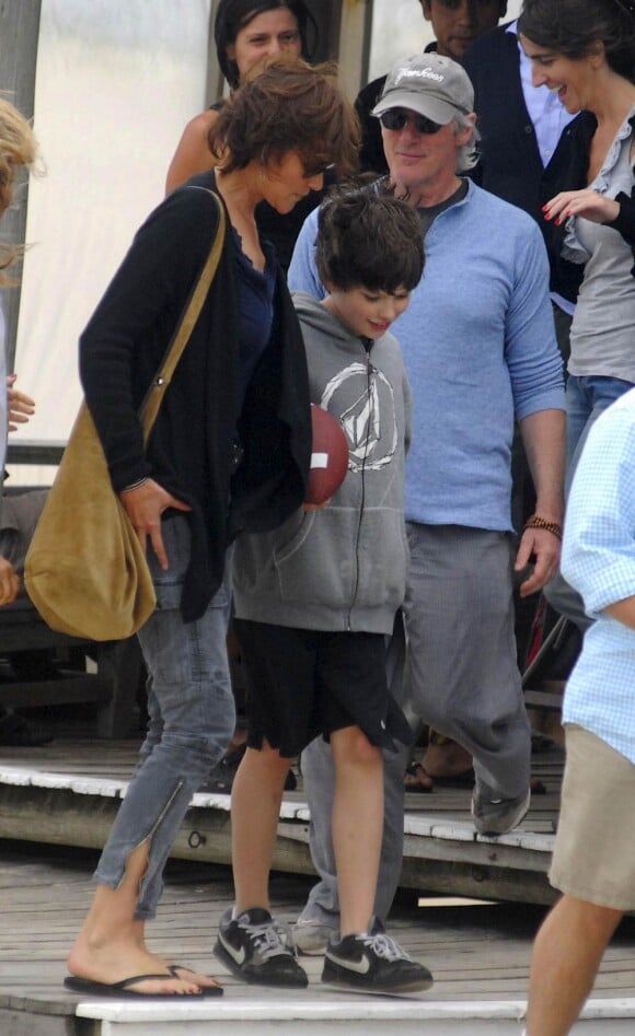 Richard Gere en vacances à Punta Del Este avec sa femme et son fils le 25 mars 2011 provoque une émeute !