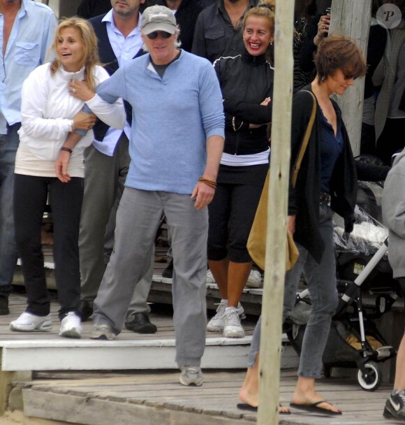 Richard Gere en vacances à Punta Del Este avec sa femme et son fils le 25 mars 2011 provoque une émeute !
