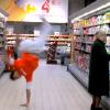 La troupe de la comédie musicale Mamma Mia s'est invitée dans un supermarché pour un flashmob au milieu des clients amusés et séduits, jeudi 3 mars.