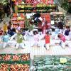 La troupe de la comédie musicale Mamma Mia s'est invitée dans un supermarché pour un flashmob au milieu des clients amusés et séduits, jeudi 3 mars.