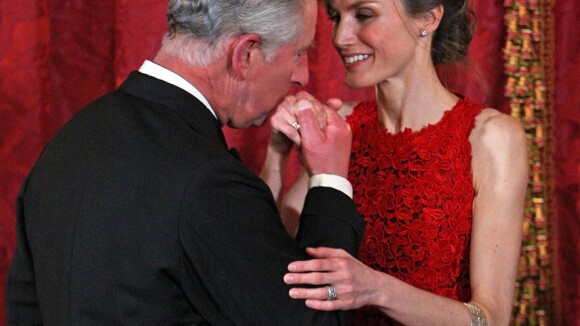 Le prince Charles assiste à une belle chute et charme Letizia d'Espagne !