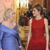 Le prince Charles et Camilla en visite officielle en Espagne, le 30 mars 2011. Dîner de Gala au Palais, à Madrid. Letizia et Felipe d'Espagne les reçoivent.