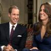Le 31 mars, le palais royal révélait que le prince William ne porterait pas d'alliance, et que celle de Kate Middleton serait faite d'un or précieux. (photo : lors de leurs fiançailles, en novembre 2010, avec la bague de Lady Diana)