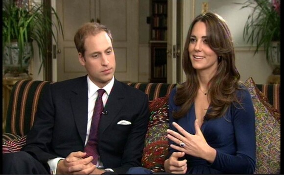 Le 31 mars, le palais royal révélait que le prince William ne porterait pas d'alliance, et que celle de Kate Middleton serait faite d'un or précieux. (photo : lors de leurs fiançailles, en novembre 2010, avec la bague de Lady Diana)