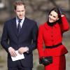 Le 31 mars, le palais royal révélait que le prince William ne porterait pas d'alliance, et que celle de Kate Middleton serait faite d'un or précieux. (photo : le couple de retour sur le campus de St Andrews, en Ecosse, le 25 février 2011)