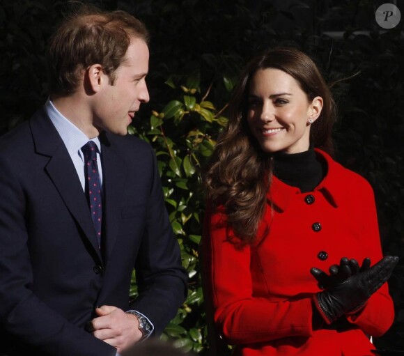 Le 31 mars, le palais royal révélait que le prince William ne porterait pas d'alliance, et que celle de Kate Middleton serait faite d'un or précieux. (photo : le couple de retour sur le campus de St Andrews, en Ecosse, le 25 février 2011)