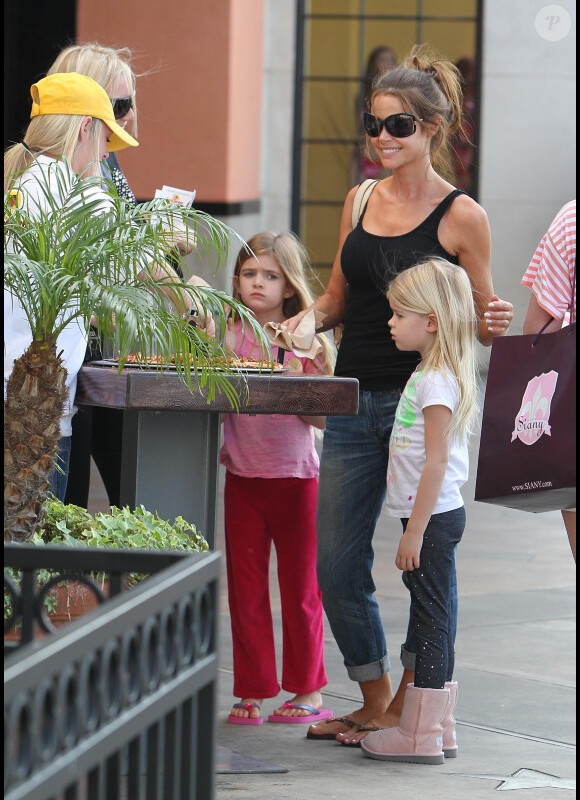 Denise Richards et ses filles Sam et Lola (30 mars 2011 à Los Angeles)