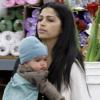 Camila Alves s'arrête chez un fleuriste avec ses enfants Levi et Vida, à Los Angeles, le vendredi 25 mars.