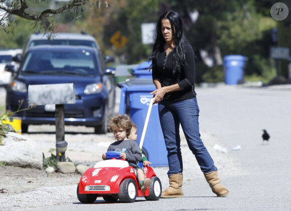 Camila Alves sort de sa voiture à Los Angeles, le mardi 29 mars. 
