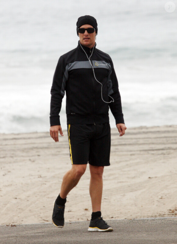 Matthew McConaughey s'offre une petite séance de sport avec l'aide de son coach sportif, sur la plage de Malibu, samedi 26 mars.