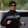 Matthew McConaughey s'offre une petite séance de sport avec l'aide de son coach sportif, sur la plage de Malibu, samedi 26 mars.