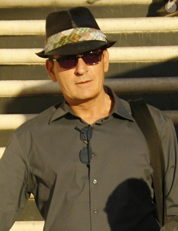 Charlie Sheen sort d'un tournage à Los Angeles en octobre 2010