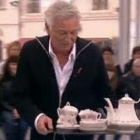 Laurent Boyer glisse et brise 5 000 euros de vaisselle prêtée par une invitée...