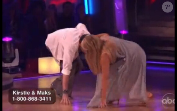 Kirstie Alley et Maksim Chmerkovskiy tombent durant leur rumba dans Dancing with the stars le lundi 4 avril 2011