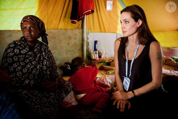 Angelina Jolie à la frontière tunisienne le 4 avril 2011