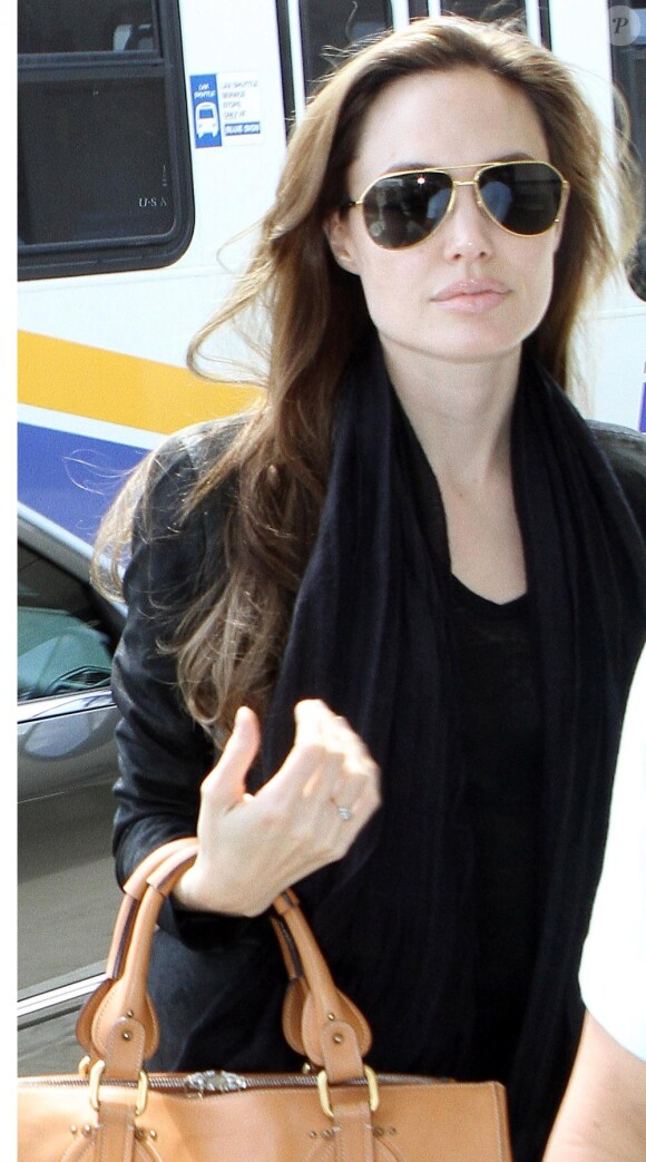 Angelina Jolie arrive à l'aéroport de Los Angeles, le 3 avril 2011.