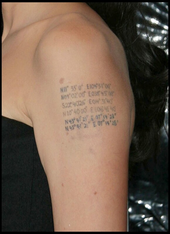 Angelina Jolie : son tatouage au bras gauche