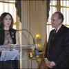 Elsa Zylberstein au ministère de la Culture, à Paris, lors de sa remise des insignes de chevalier dans l'ordre des Arts et des Lettres, des mains de Frédéric Mitterrand. 5 avril 2011