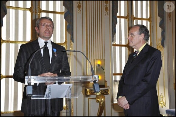 Lambert Wilson au ministère de la Culture, à Paris, lors de sa remise des insignes d'officier dans l'ordre national du Mérite. 5 avril 2011