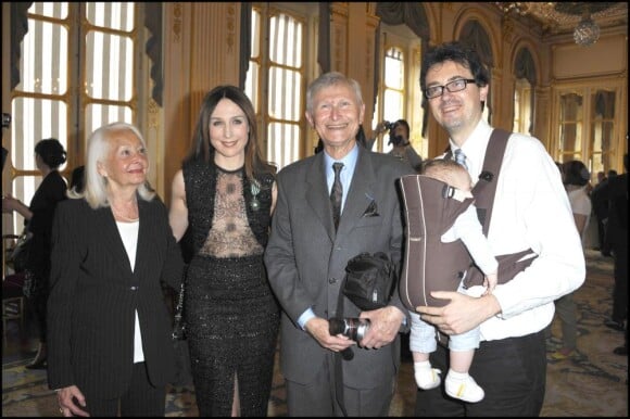 Elsa Zylberstein, son papa, sa maman et son frère au ministère de la Culture, à  Paris, lors de la remise des insignes de chevalier dans l'ordre des Arts  et des Lettres d'Elsa. 5 avril 2011