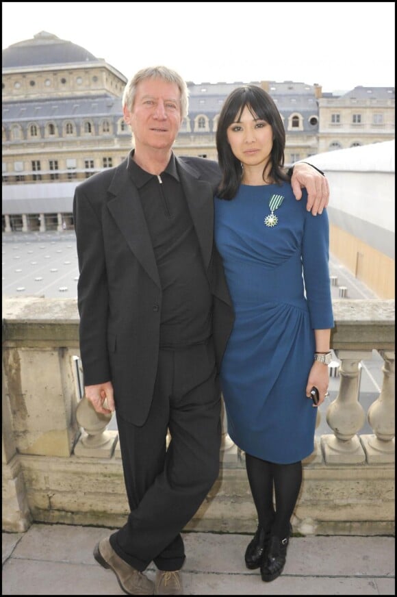 Linh Dan Pham au ministère de la Culture, à Paris, lors de sa remise des  insignes de chevalier dans l'ordre des Arts et des Lettres. Régis Wargnier lui a offert sa récompense. 5 avril  2011