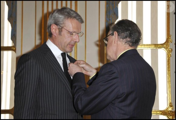Lambert Wilson au ministère de la Culture, à Paris, lors de sa remise des  insignes d'officier dans l'ordre national du Mérite. 5 avril  2011