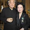 Yun Junghee et son mari au ministère de la Culture, à Paris, lors de sa remise des  insignes de chevalier dans l'ordre des Arts et des Lettres. 5 avril  2011