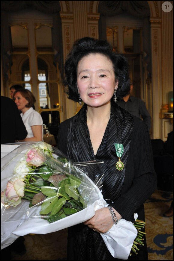 Yun Junghee au ministère de la Culture, à Paris, lors de sa remise des  insignes de chevalier dans l'ordre des Arts et des Lettres. 5 avril  2011