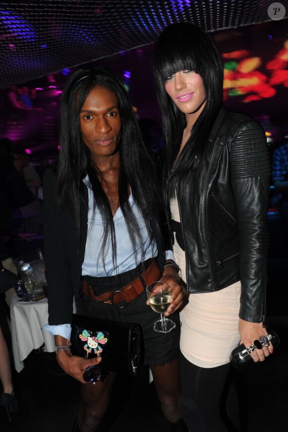 Benoît de Secret Story fête ses 22 ans au Queen, à Paris, le 10 avril 2011 - Ici FX et Thomas