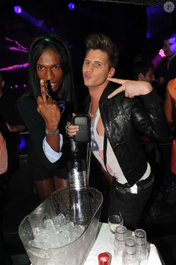 Benoît de Secret Story fête ses 22 ans au Queen, à Paris, le 10 avril 2011 - ici FX et Benoît