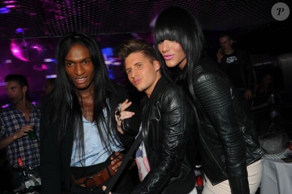 Benoît de Secret Story fête ses 22 ans au Queen, à Paris, le 10 avril 2011 - Ici en compagnie des rigolos Thomas et FX